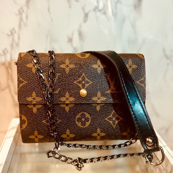 Louis Vuitton Monogram Wallet (Free Chain) - Picture 2 of 16